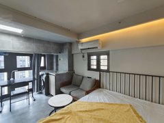 重庆南岸学府大道六公里轻轨站旁，中粮百悦汇复式单间楼上，可月付，温馨清爽。出租房源真实图片