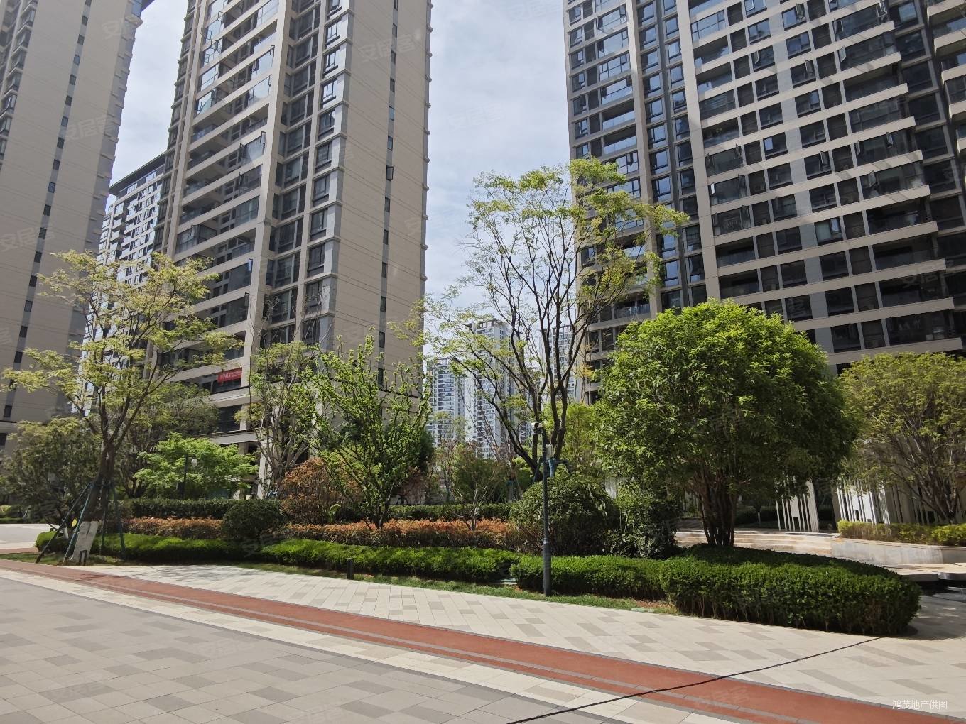 满两年临近草海湿地公园次新小区,融创文旅城山语海北区二手房,149万