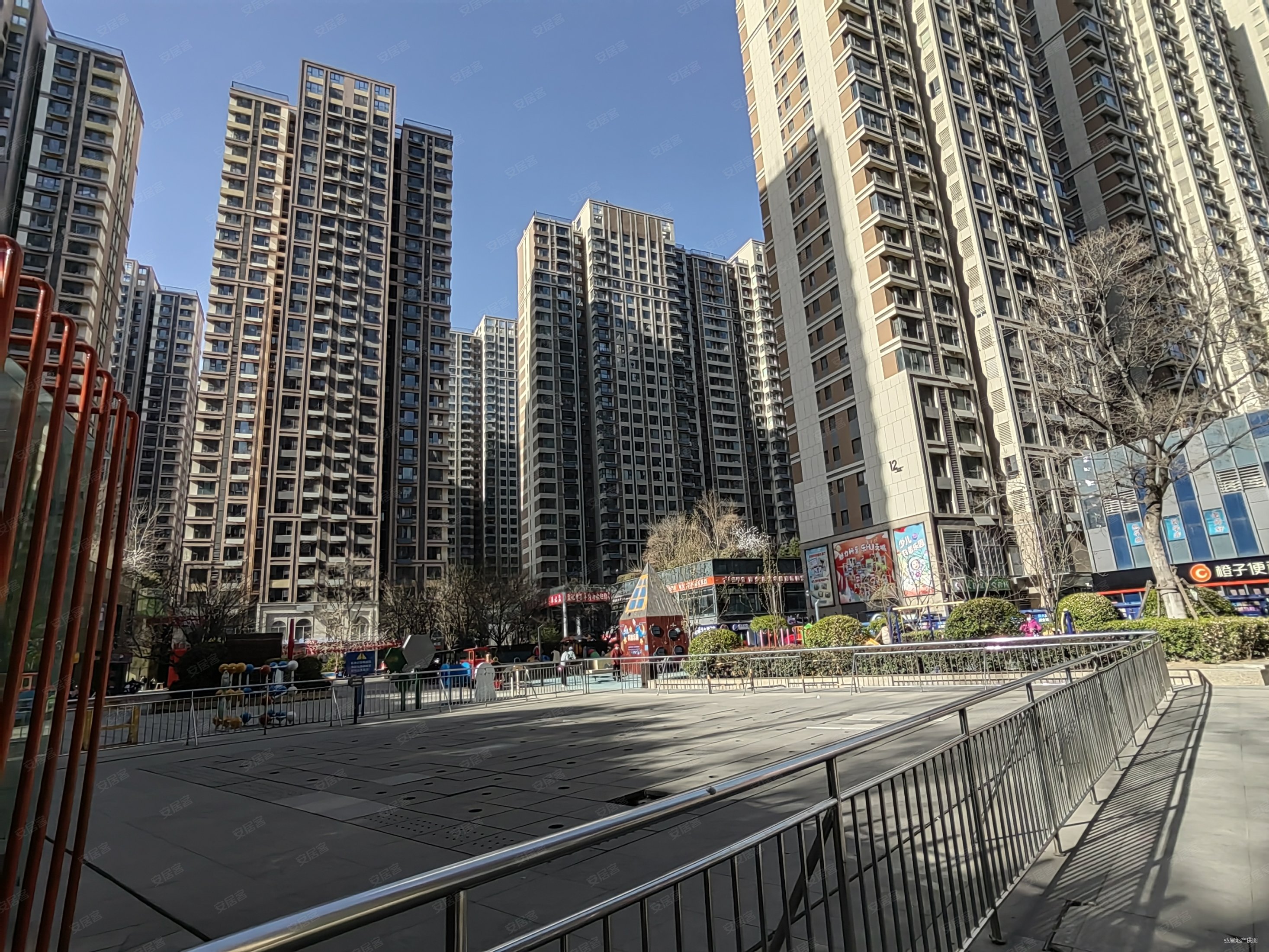 豪华装修 拎包入住 送地下室 全天采光刺眼 世茂天城名泉春晓