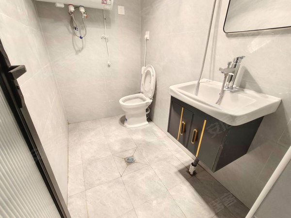 上海浦东临港新城宜浩佳园门口百联商场 房子干净整洁 带大阳台 独立厨卫出租房源真实图片