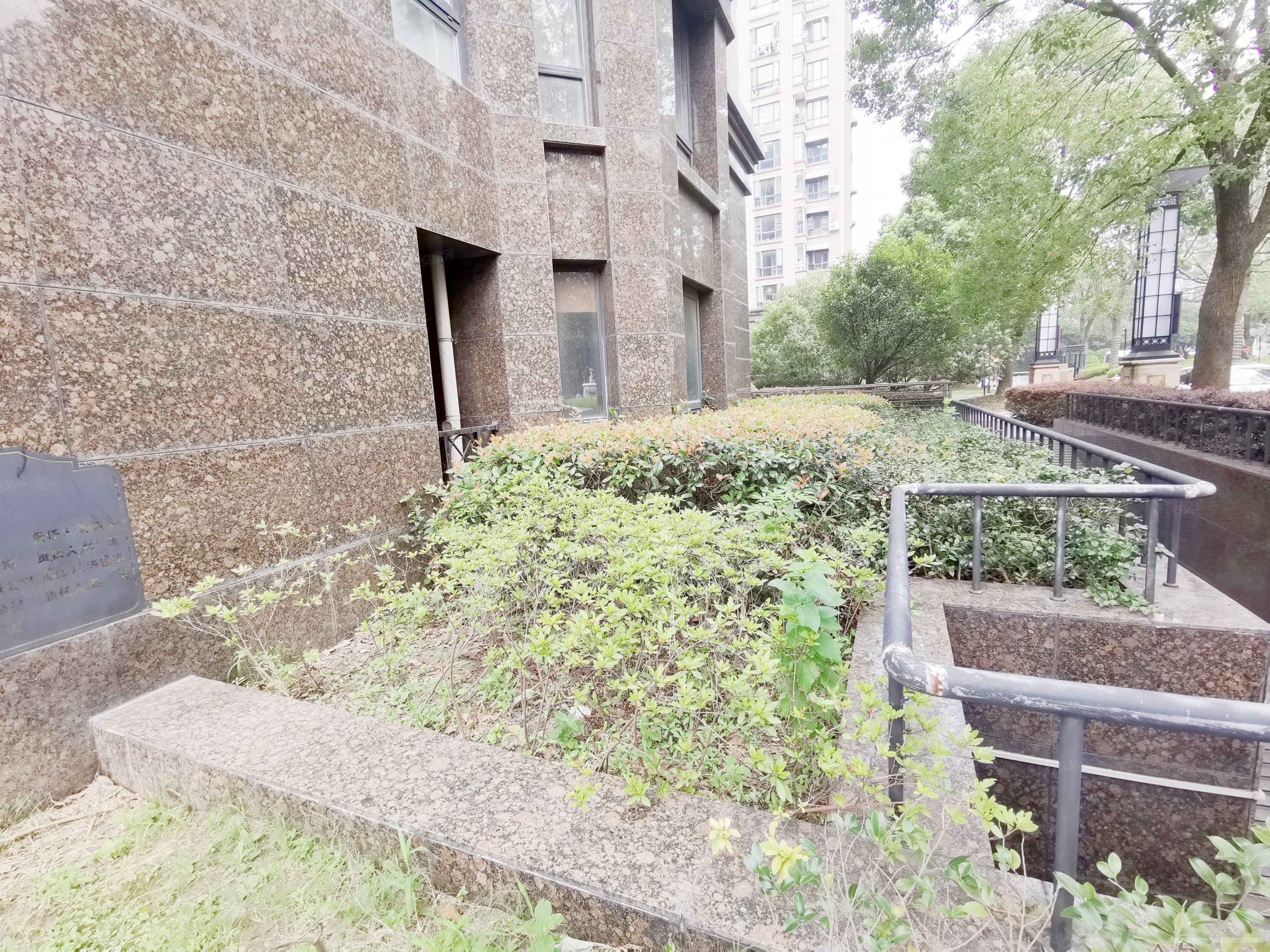 城市嘉苑一楼带大院子客厅朝南两房南两明卫总高11层洋房