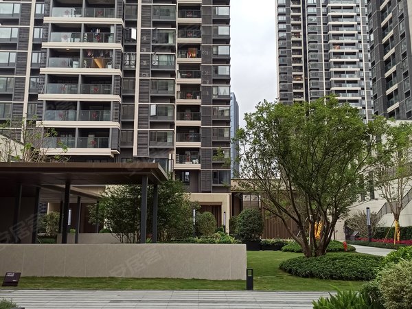 深圳坪山坪山万樾府比亚迪路口 大万 潮商广场 14号线锦龙站旁 精装三