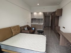 保利公寓全新出租，1400一个月直接拎包入住。