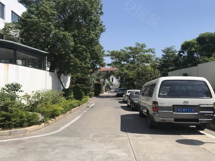 轨道交通出小区大门左拐50米有"椰风寨公交站",可乘29路到软件园二期