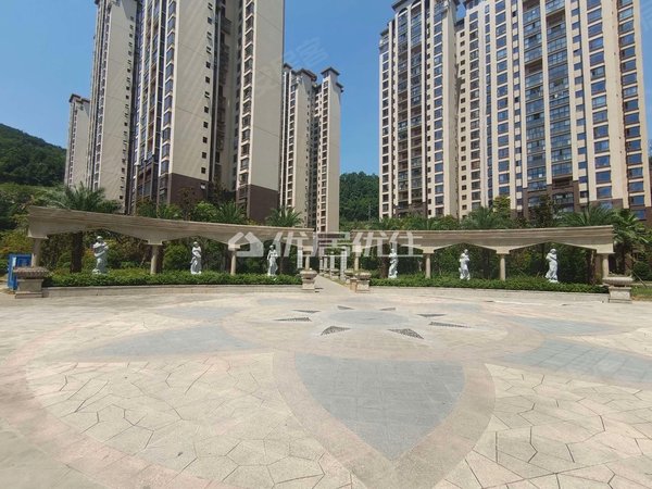 巴中巴州回风凯莱国际社区回风 费尔顿酒店对面 精装套三出租 1.