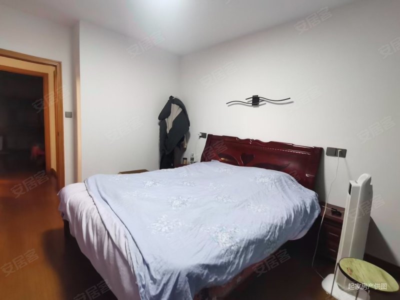 荣安花园,精装两室出售,84.27平146.8万