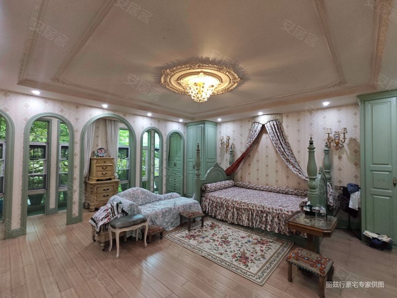 万象天地的双拼别墅!8房格局!美式风格装修保养  好