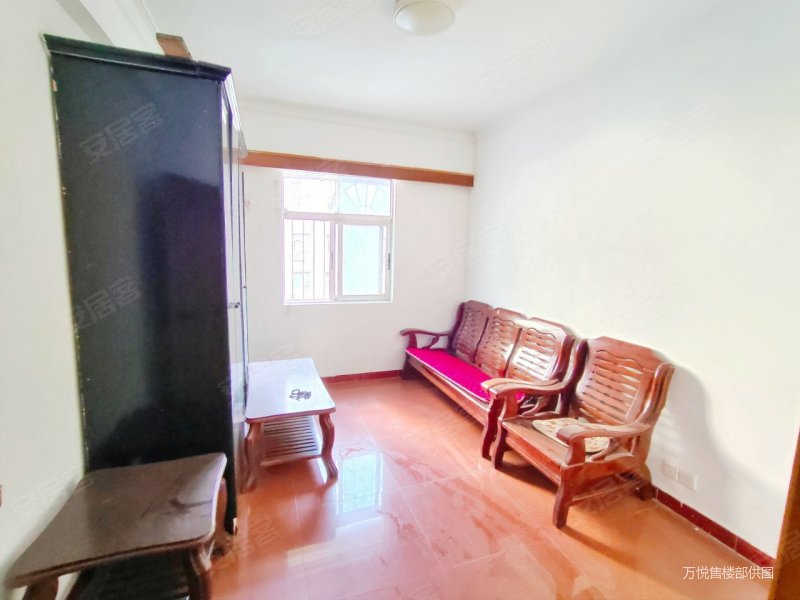 河南岸新兴华苑门口就是菜市场电梯楼一口价60万