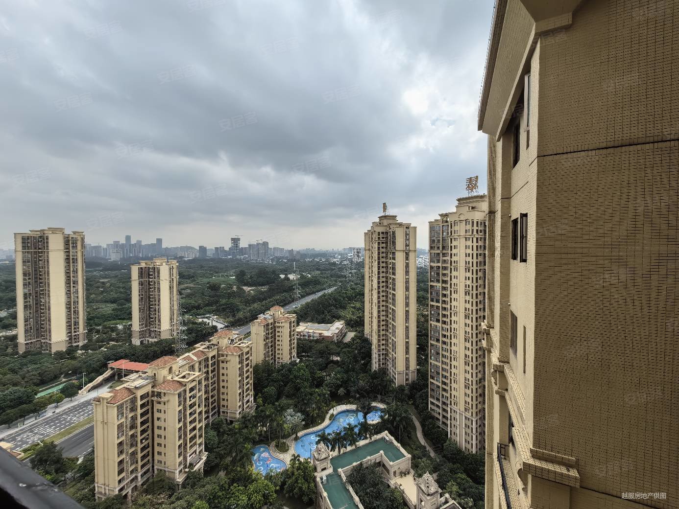 长隆珑翠产权清晰临地铁房龄新高楼层采光充足