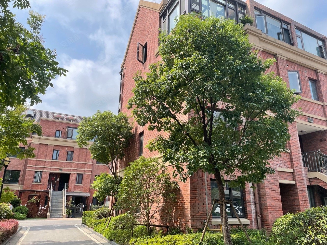 新出康诗丹郡联排八佰伴地铁旁双车位送地下室花园露台急售可谈