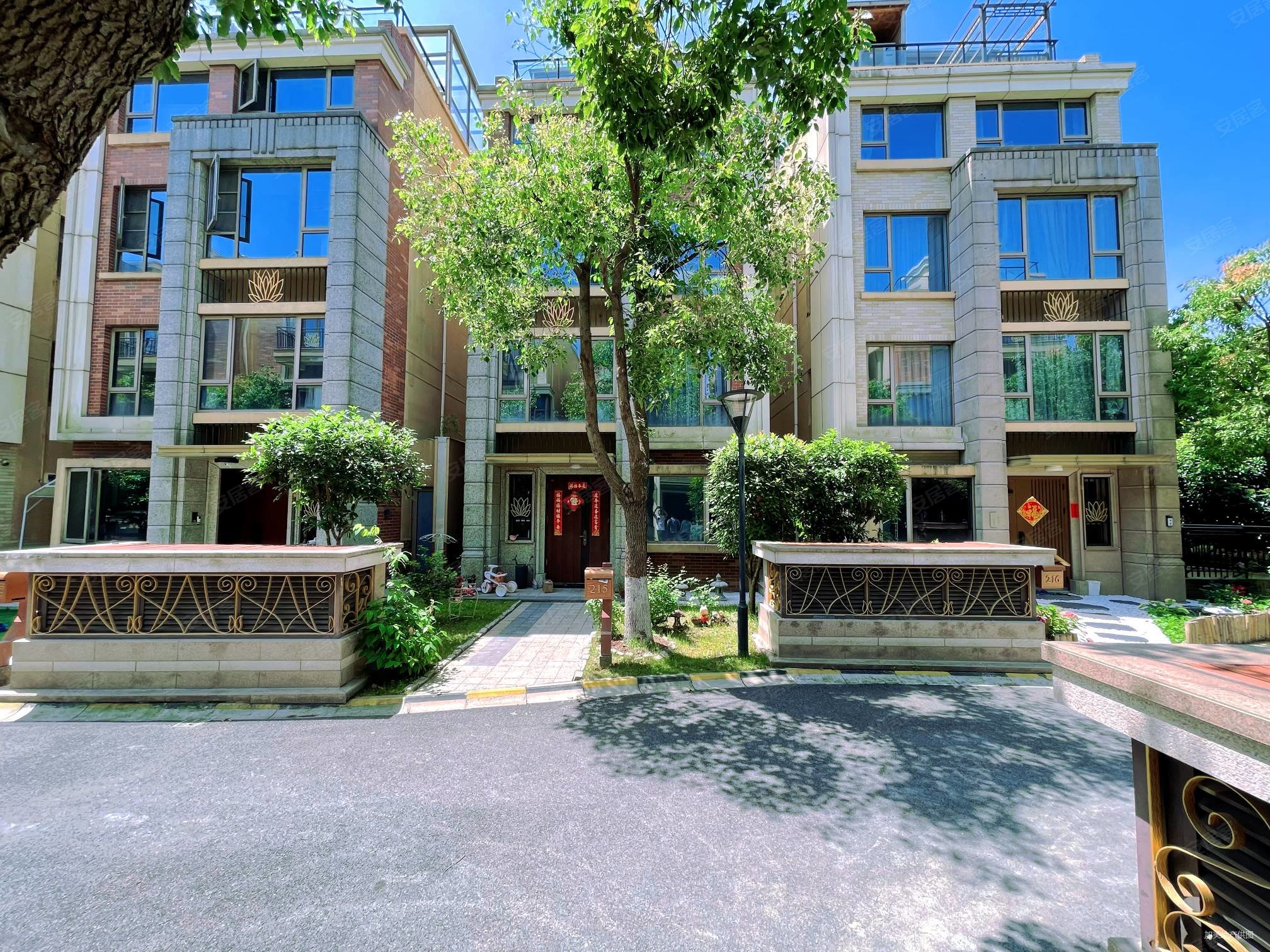 臻水岸4室2厅4卫288㎡南北1758万