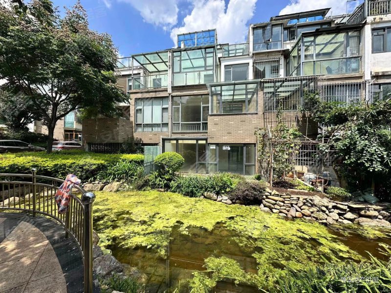 联排别墅上下四层实际400平带100平花园