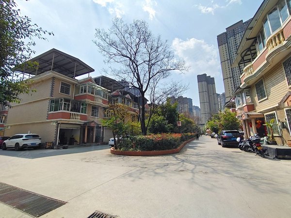 昆明盘龙世博片区白汁小区北辰片区带50平花园带车库别墅急租!