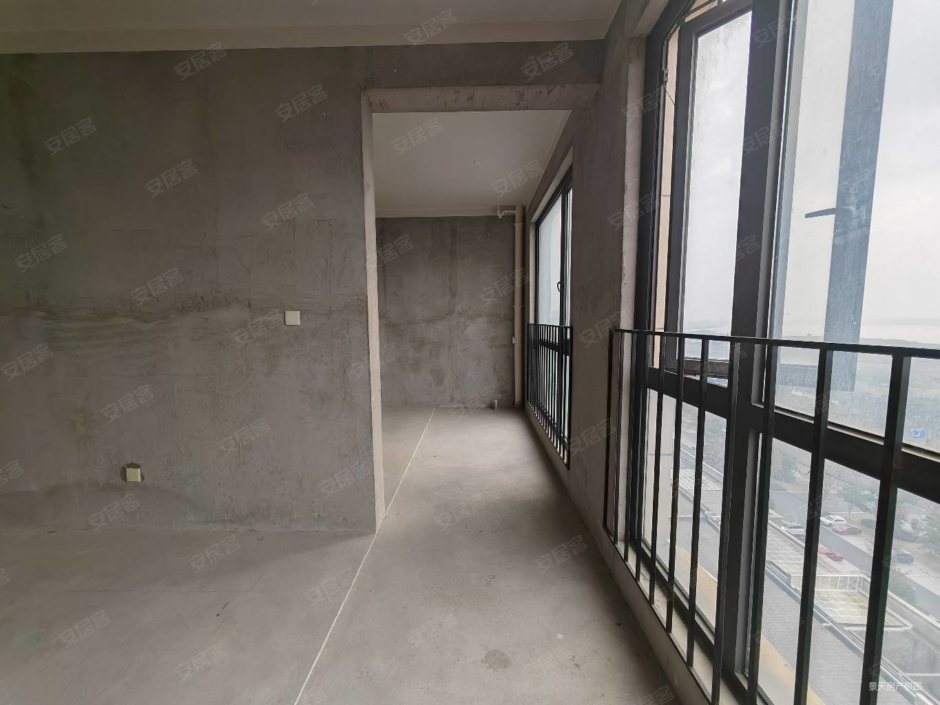 优湖美地13楼全新毛坯三室两厅两卫证满看房方便有钥匙