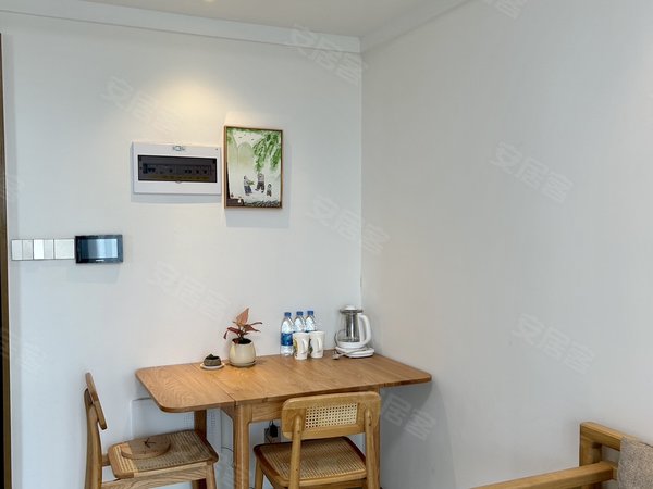 西双版纳景洪龙舟广场绿城春江明月市区 绿城春江明月 一室两厅 家电齐全 拎包入住 小区环境好出租房源真实图片