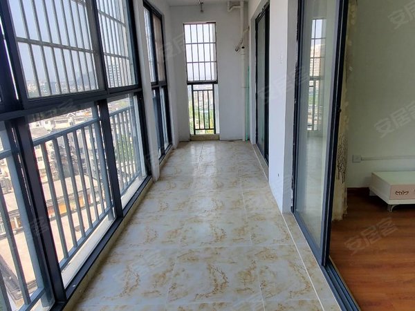 桂林象山中山南路子珑润城八中路口 德天广场  电梯大三房 包物业停车