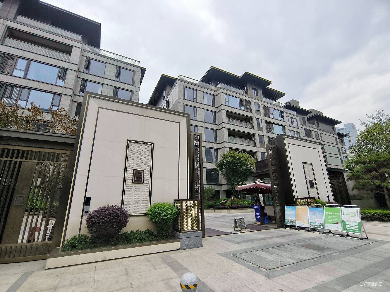 万达长安龙胤4室2厅3卫272㎡南北1200万