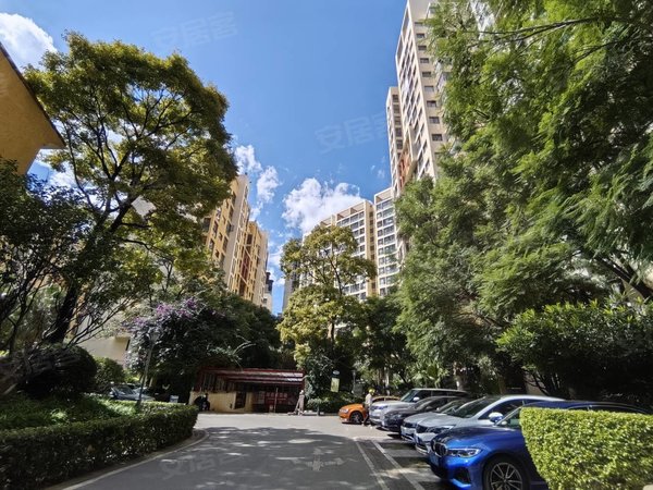 昆明五华高新区中晟溪城吾悦广场 中晟溪城 2房 带家具家电1300  随时