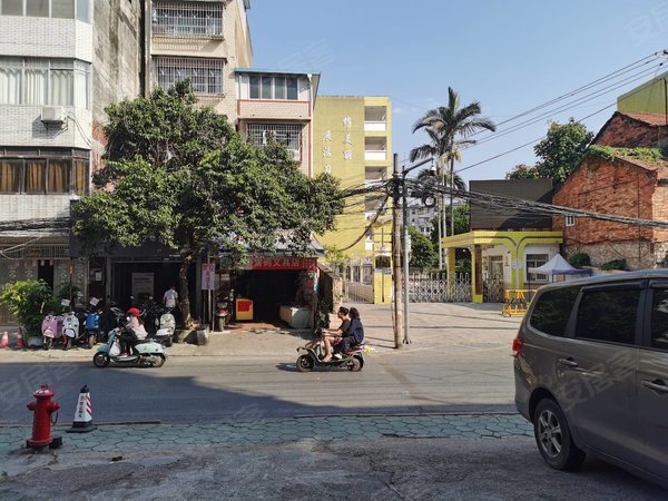 柳州鱼峰谷阜街乐群路297号住宅楼驾鹤小乐群区对面 一楼门面 二楼