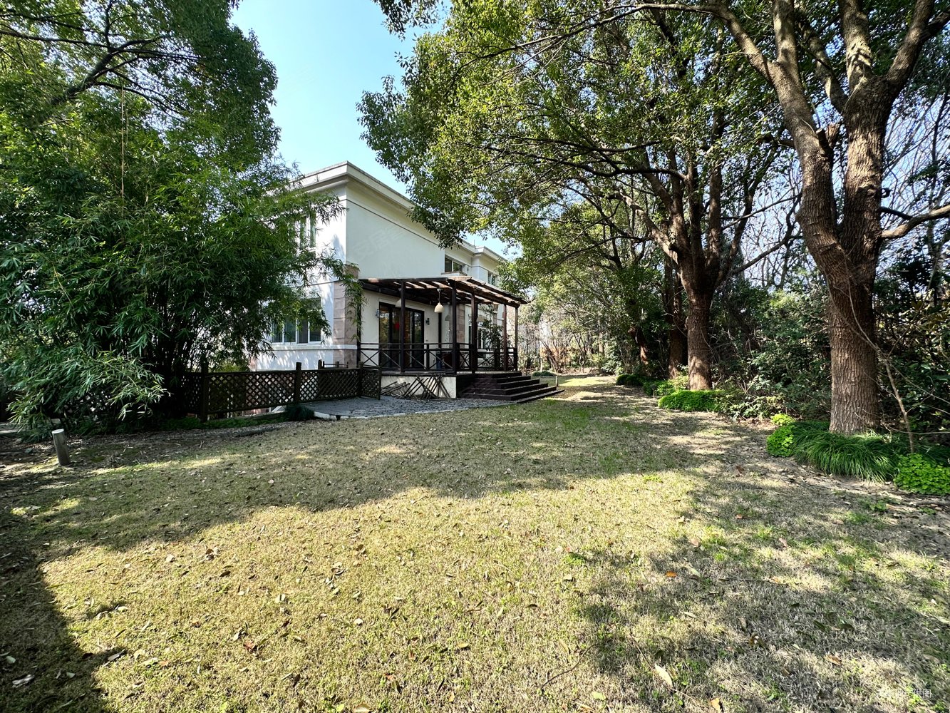 双首层别墅采光足大花园值得拥有