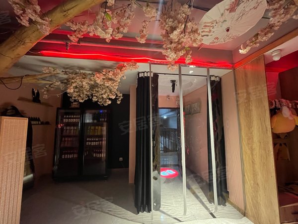 重庆江北观音桥红鼎国际名苑观音桥未来国际对面红鼎国际a座精装桌游