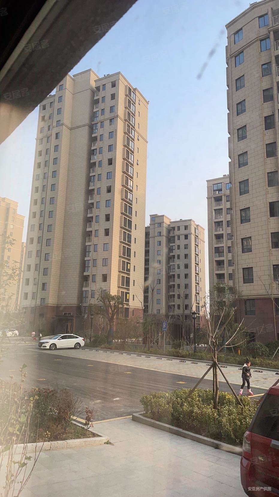 上海22号线沿线南市新区吾悦广场旁同济附属教育