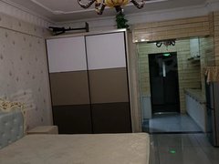 维港城 A座 电梯8楼 50平 精装修 一年1.3万 包取暖