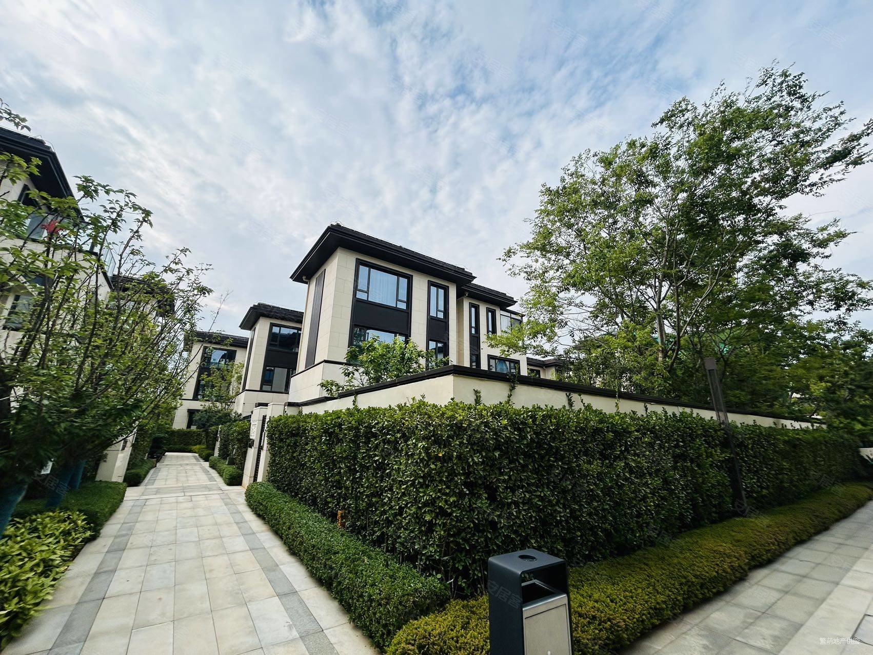 绿地海珀澜庭(一期别墅)5室3厅4卫232㎡南北690万