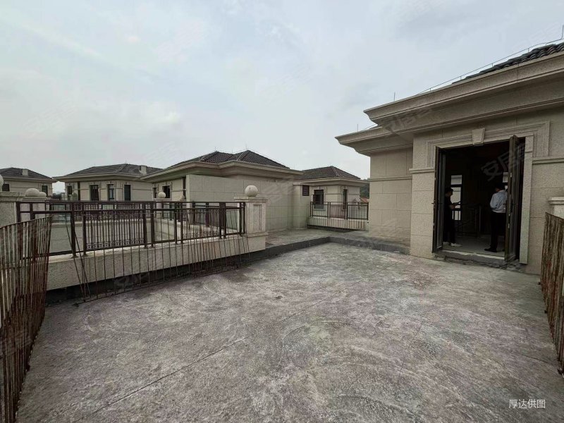 万科御景湾8号独栋735平3000万三面花园毛坯四层