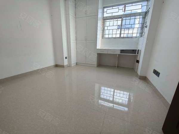 深圳宝安新安泰华大厦新上实拍泰华大厦电梯两房,通风采光好,诚意出租