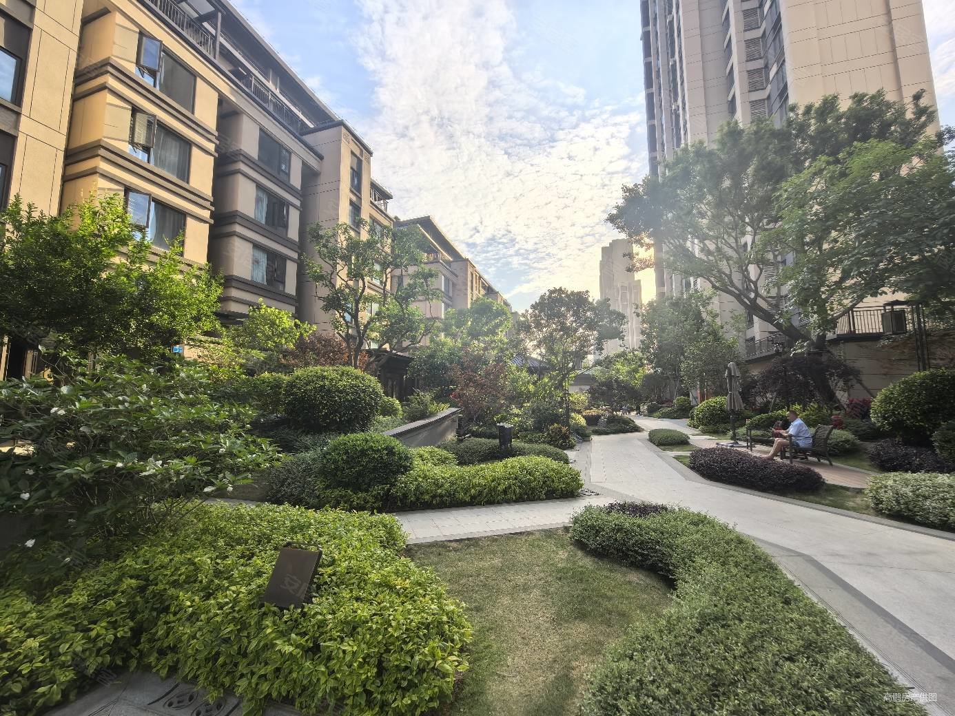 建发书香府邸3室2厅2卫97.05㎡南北380万