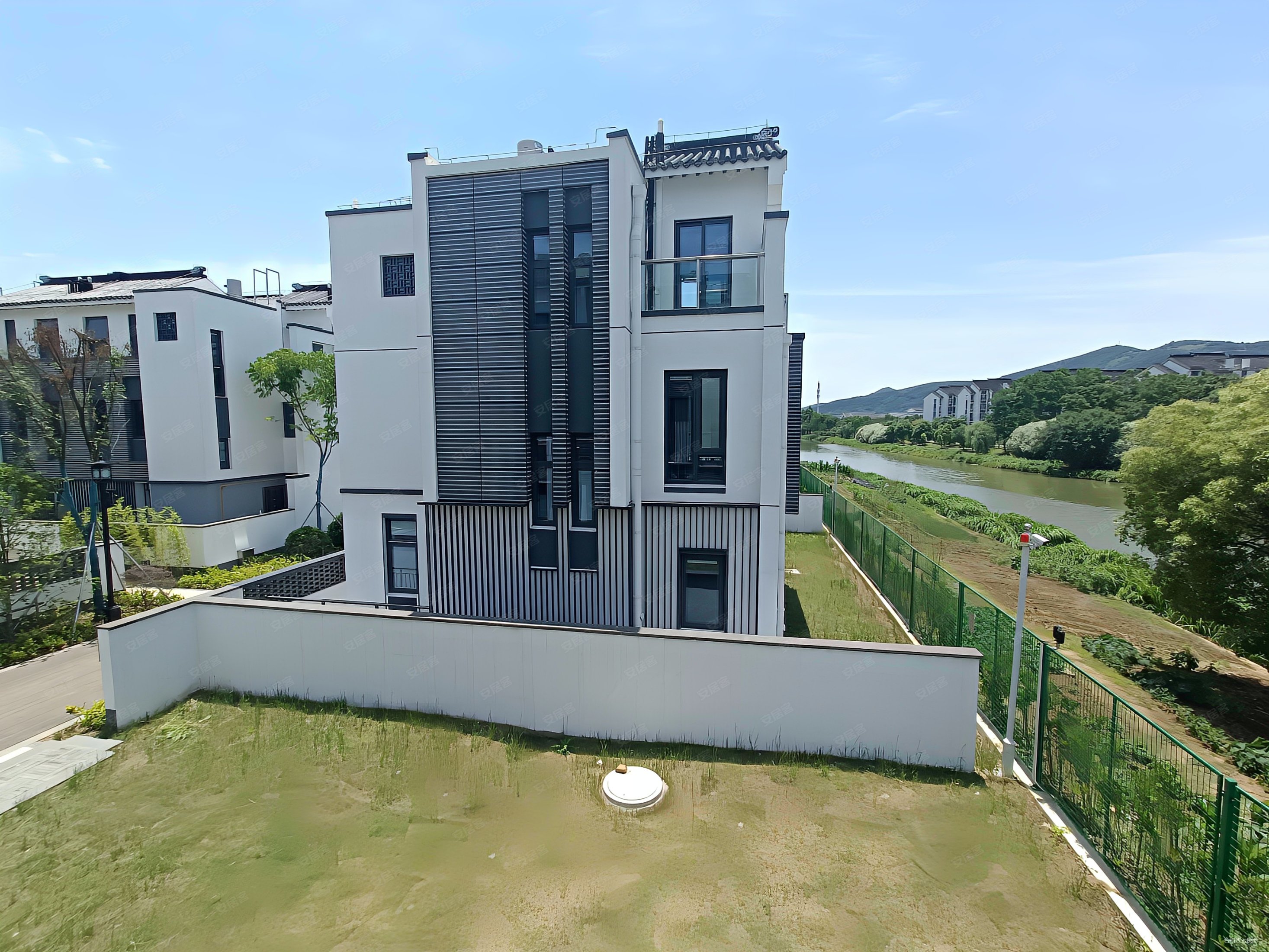 低于市场价200万,湖光山色别墅二手房,372万,5室2厅,4卫,265平米-苏州