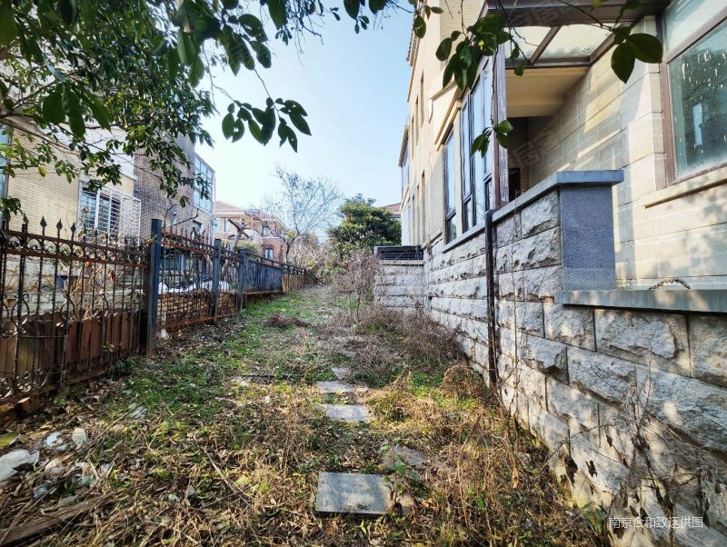 南京房产网>南京二手房>栖霞二手房>仙林大学城二手房>依云溪谷(别墅)