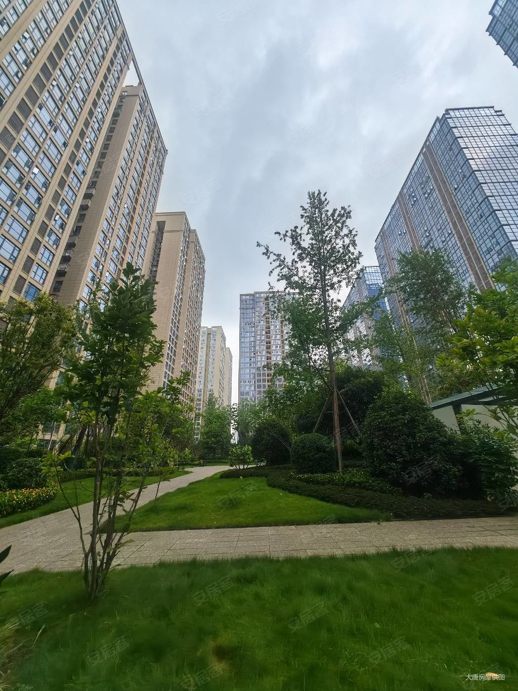 温江地铁口4号线商圈里面龙湖物业来电咨询团购少8万,洲际健康城二手