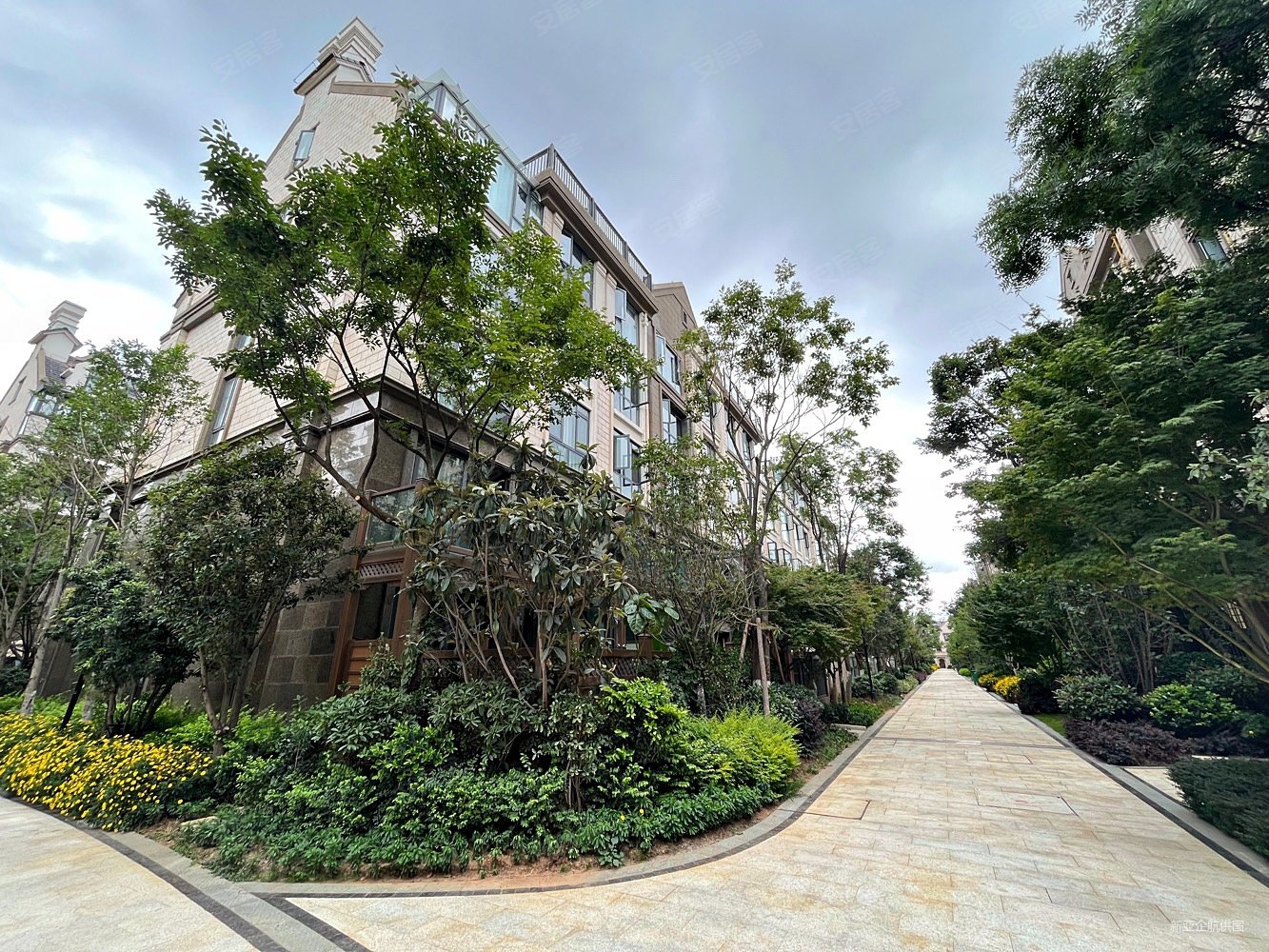 俊发滇池one5组团威廉郡4室3厅3卫159㎡南北548万