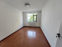 大连西岗新起屯新起屯万得后身,道边第二排,4楼,2室一厅精装修,价格可谈。出租房源真实图片