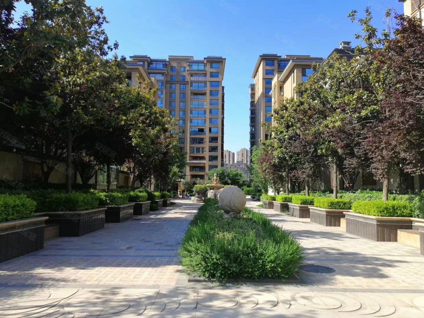 曲江公馆和园紧邻公园不临街带车位价位可谈南湖公园