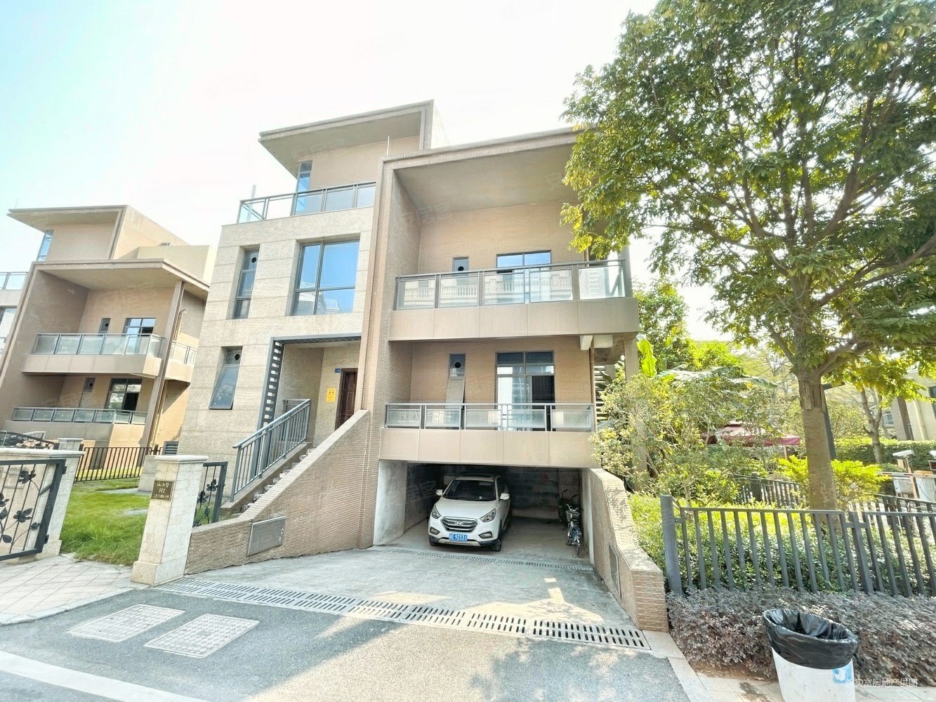 雅瑶绿洲(别墅)6室3厅6卫216㎡南999万