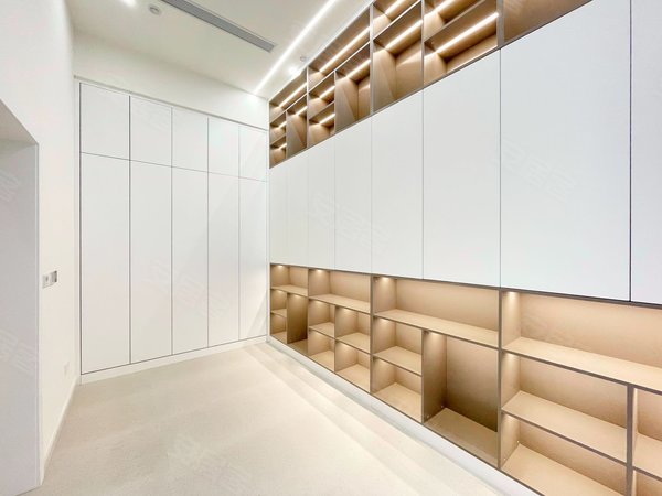 上海长宁动物园温莎公寓精装全配四房,室内泳池健身会所,近包玉刚学校