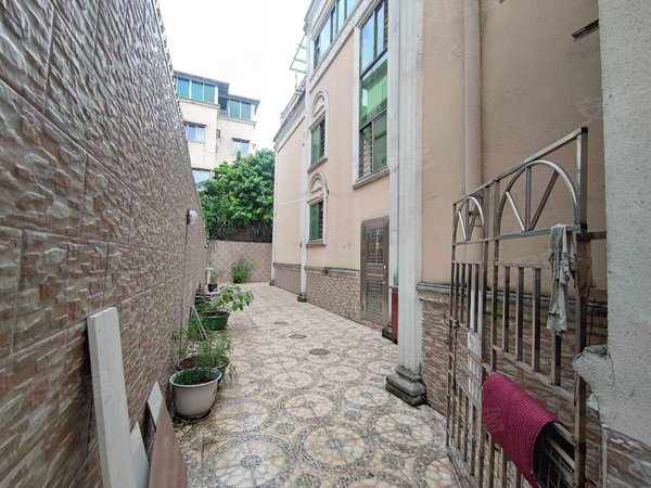 深圳布吉布吉街莲花山庄别墅莲花山庄整栋别墅,挑高客厅,8个房间出租