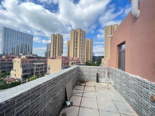 青岛城阳白云山公园澜公馆上叠别墅 可短租 样板间装修 共三层带两个