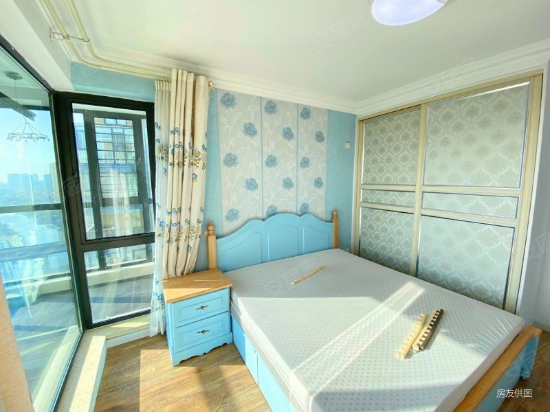 李村河畔 九水东路 绿城西子公寓 精装套三 有钥匙 19楼