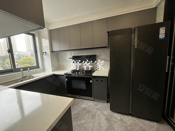 香港置地壹号半岛,照母山租房,光环商圈 带地暖 朝中庭 全屋智能家居