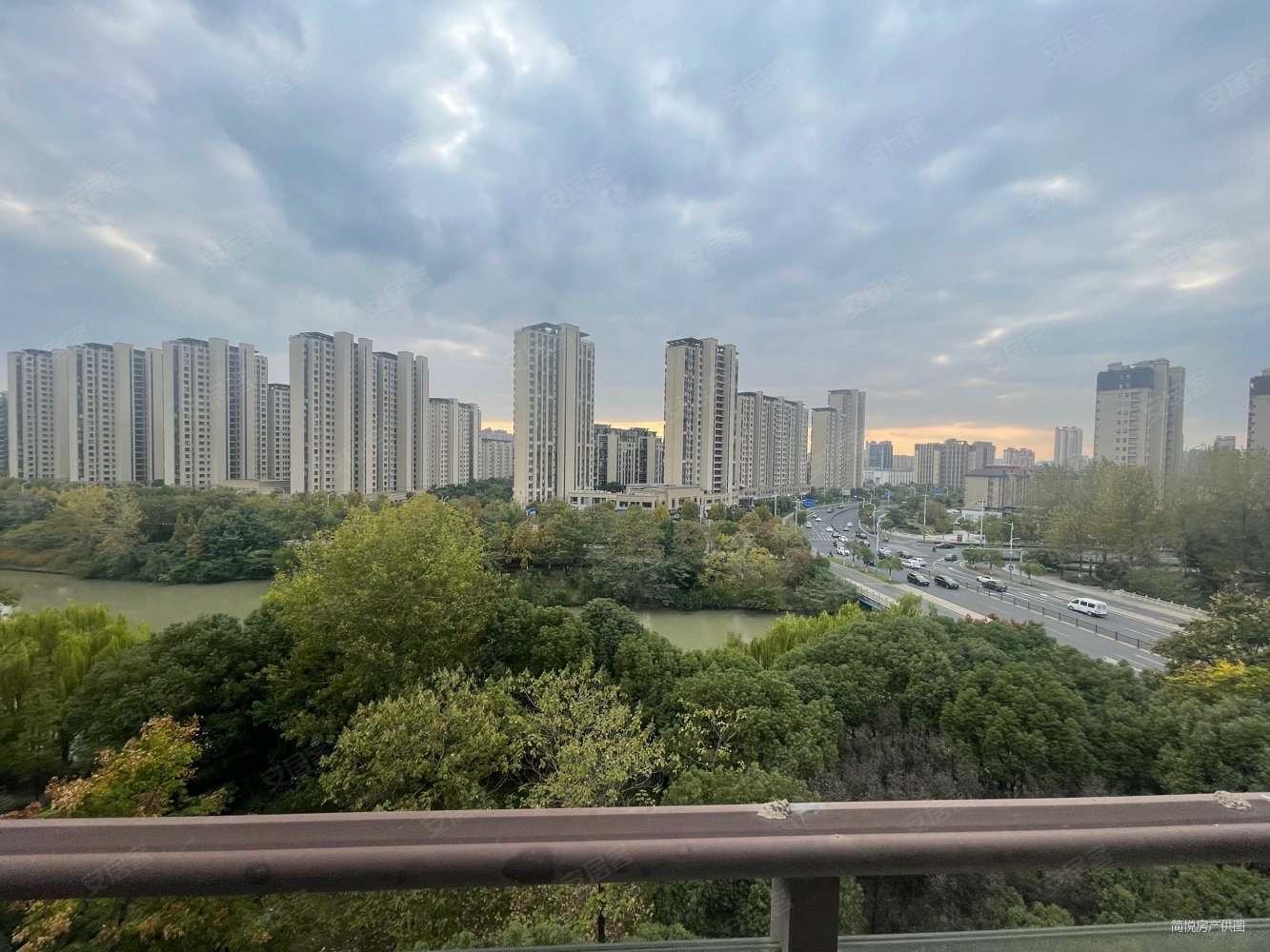 玲珑湾(张家港)3室2厅2卫135.6㎡南210万