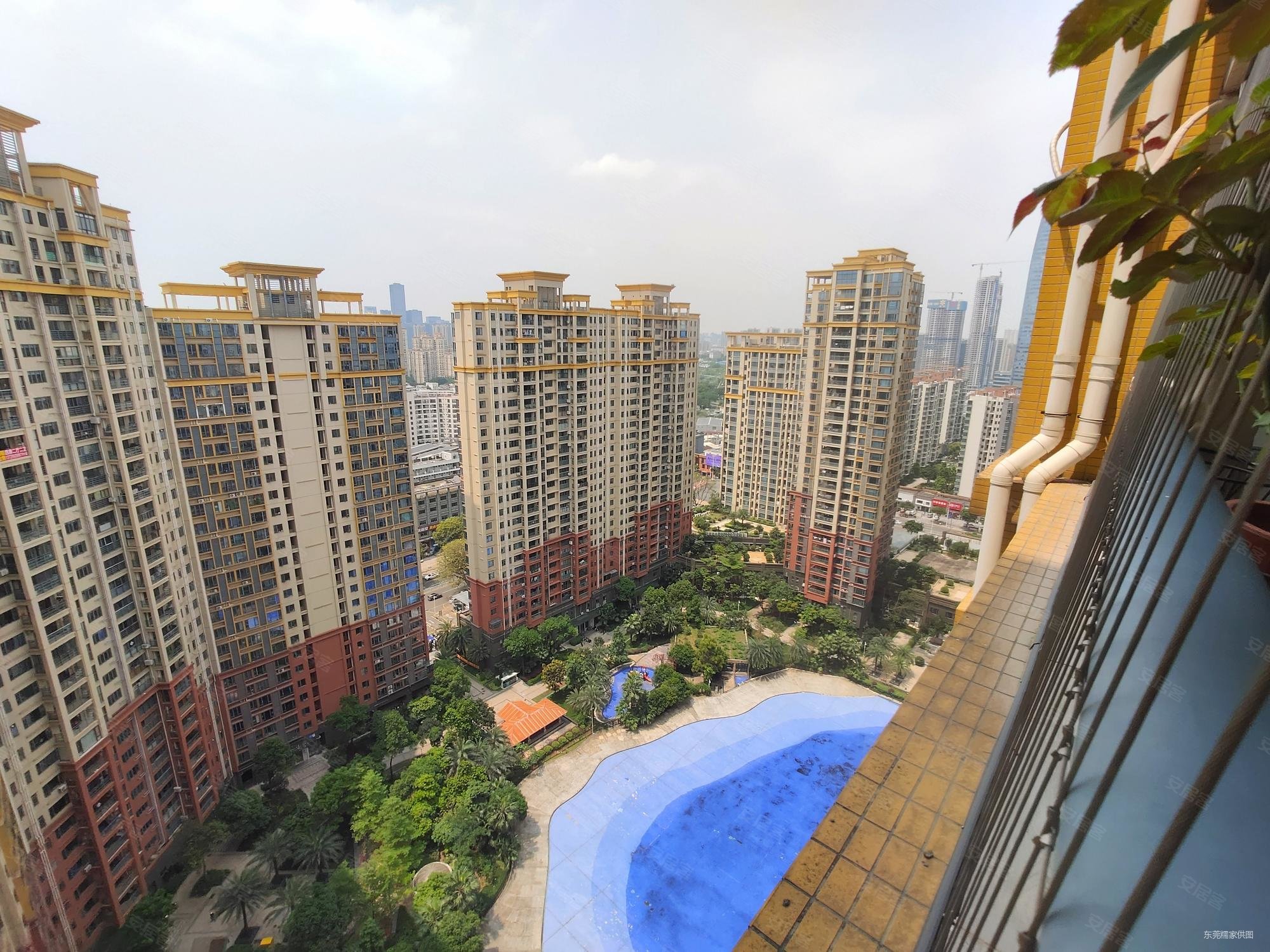 天利中央花园5室2厅2卫143.38㎡西南550万