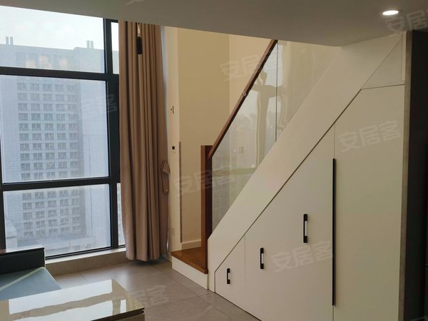 银泰百货旁,奥园广场loft,朝南全天采光,品质精装,拎包住