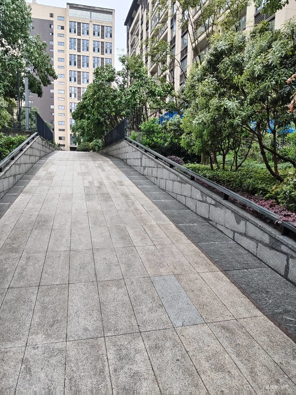 轻轨边 商业街中心楼上 精装二房 朝南 拎包入住,天泰金地广场二手房