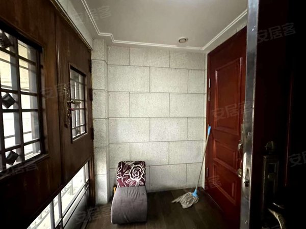 包头稀土高新区黄河大街三江尊园(别墅)租别墅找小郭 三江尊园别墅 精装修 带大院 看房方便提前联系出租房源真实图片