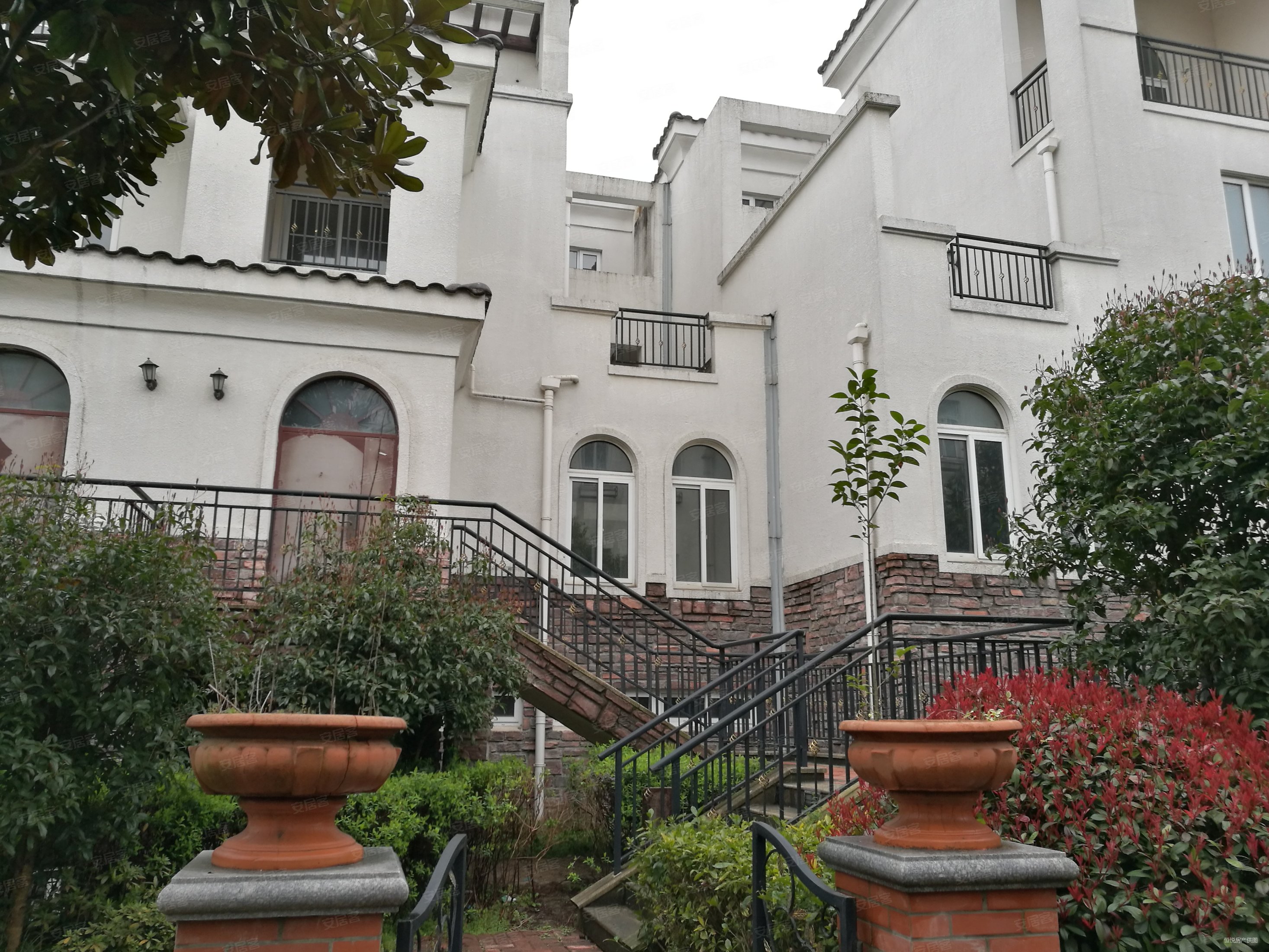 千灯逸墅双拼别墅全新毛坯送地下室一层有钥匙随时看房