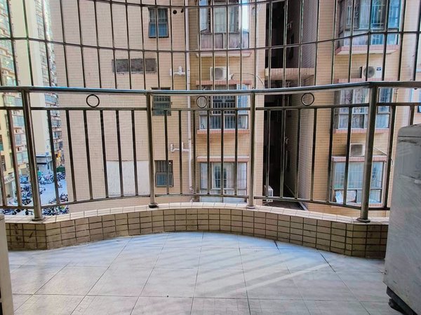 深圳布吉南岭荔枝花园丹竹头地铁站 大四房两厅两卫 便宜出租 民水民